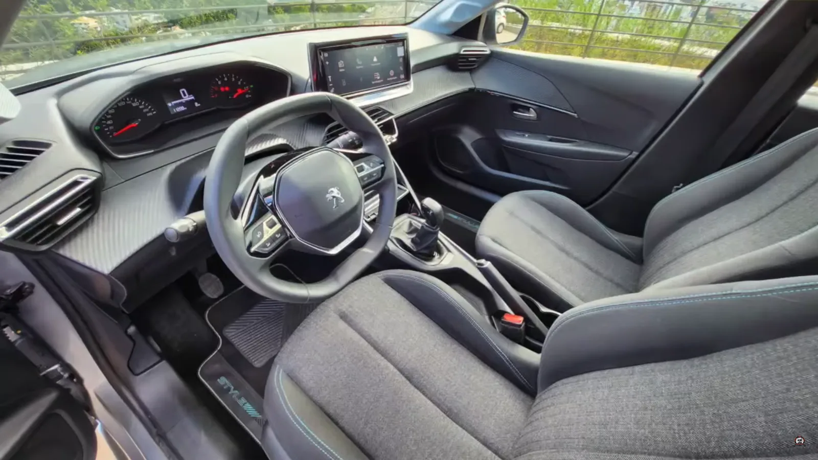 Intérieur Peugeot 208 — tableau de bord et cockpit numérique